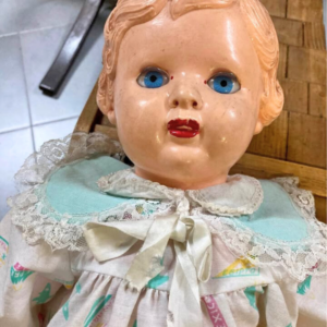 Antiga boneca em plástico