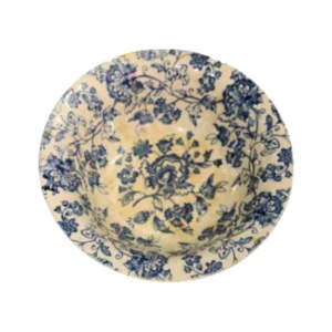 Antiga saladeira com decoração floral monocromática